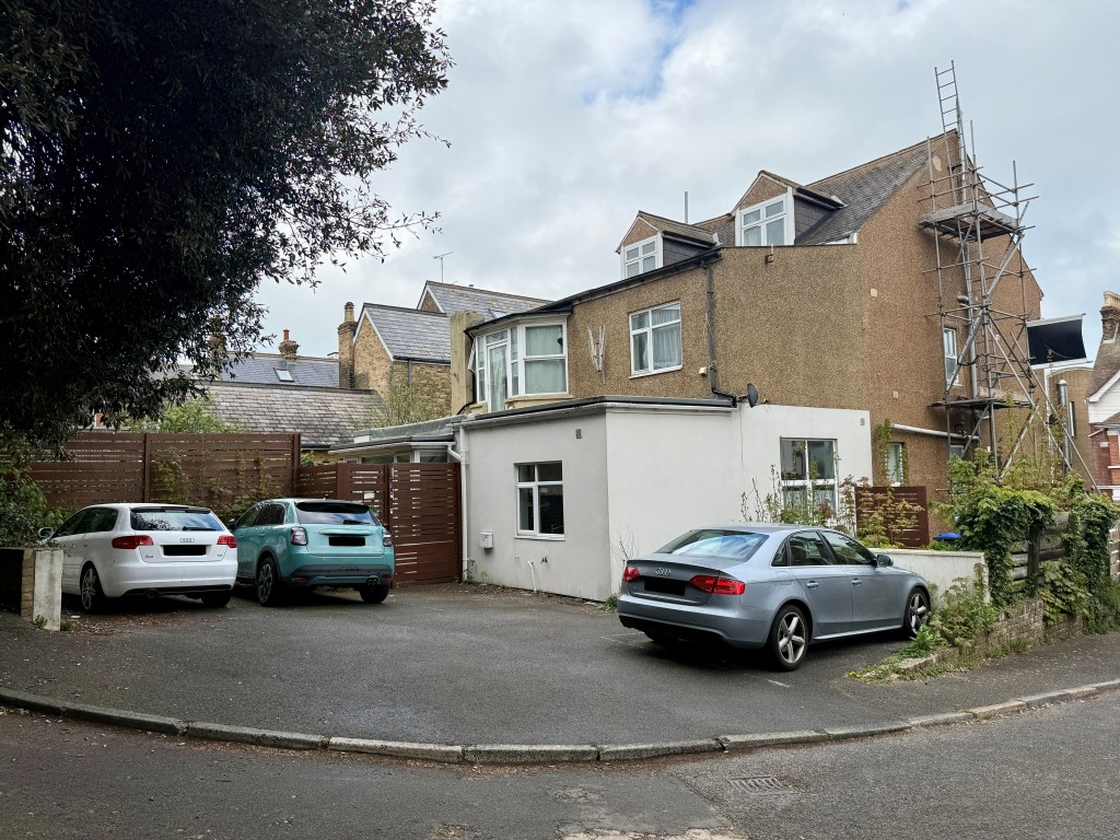 Lot: 1 - WELL PRESENTED TWO-BEDROOM FLAT WITH GARDEN AND PARKING - Parking area